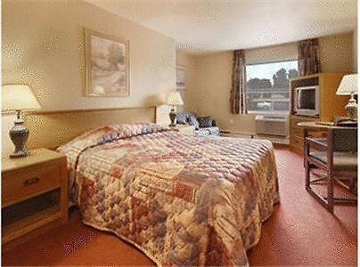 Super 8 By Wyndham Kingston Hotel Kamer foto