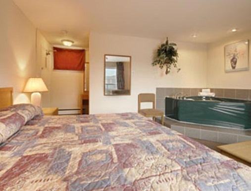 Super 8 By Wyndham Kingston Hotel Kamer foto