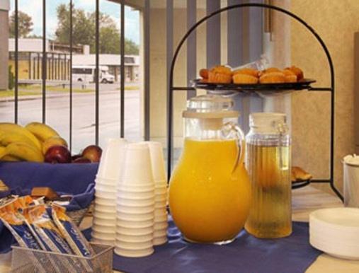 Super 8 By Wyndham Kingston Hotel Buitenkant foto