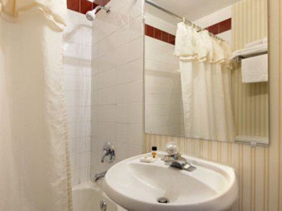 Super 8 By Wyndham Kingston Hotel Kamer foto